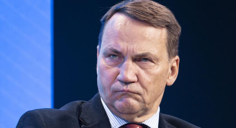 Radoslaw Sikorski lengyel külügyminiszter az egyik legelvetemültebb háborúpárti politikus Európában – jelentette ki Szijjártó Péter