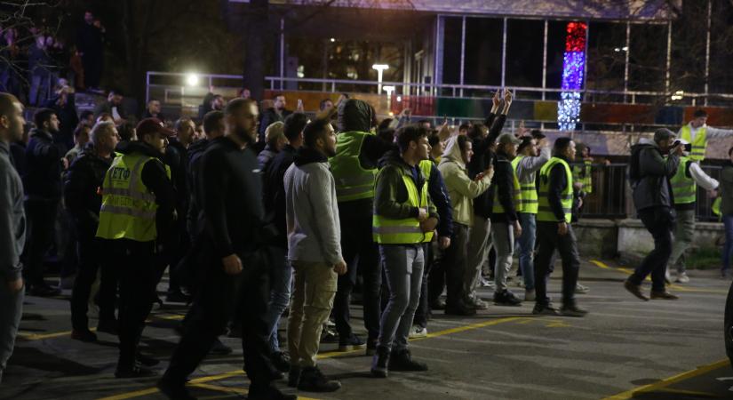 Blokád alatt a szerb köztelevízió épülete – rohamrendőröket is bevetettek