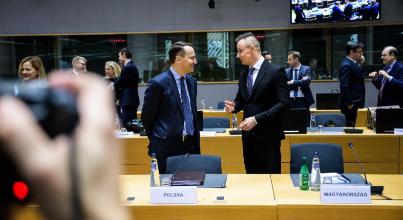 Szijjártó szerint Radosław Sikorski lengyel külügyminiszter „az egyik legelvetemültebb háborúpárti politikus Európában”