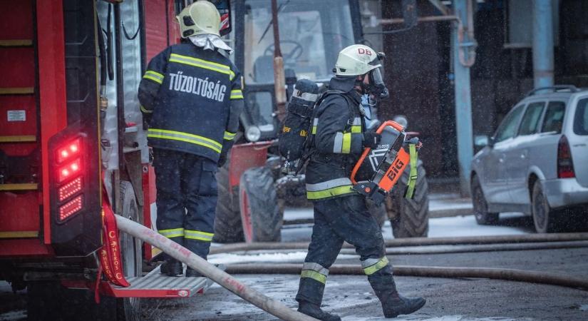 Tűzoltók rohantak az egyik debreceni gyárhoz, húsz embernek kellett elhagyni az épületet