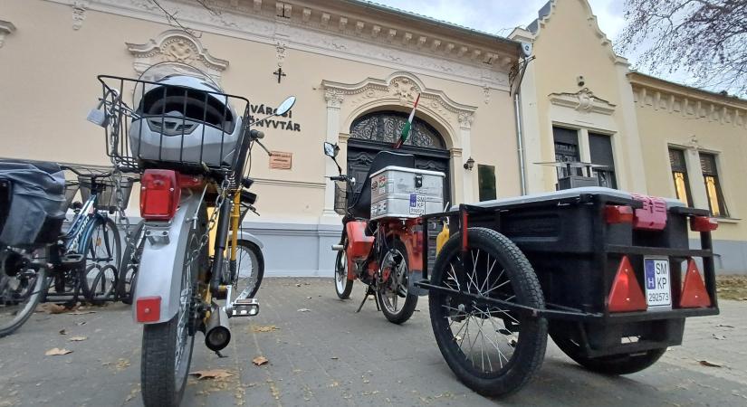 Babetták parkoltak a könyvtár előtt