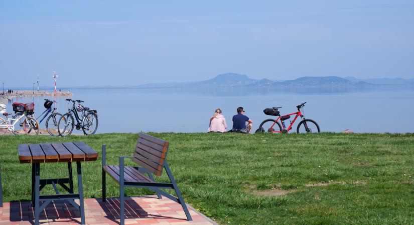 Kiderült, mennyien bicikliznek a Balatonnál