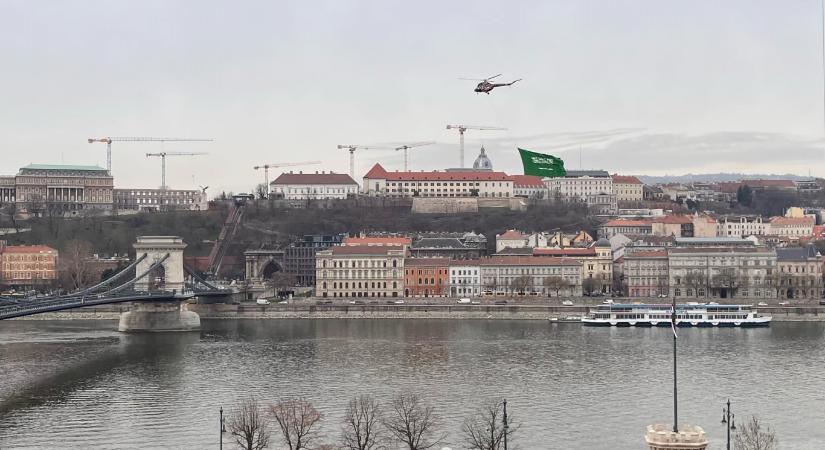 Frissen kitalált szaúdi nemzeti ünnep miatt reptette az ország zászlaját egy helikopter a Duna felett Budapest közepén