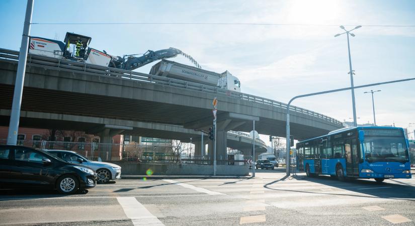 Flórián tér: nagygépekkel marták fel az aszfaltot a hídpályán - FOTÓK