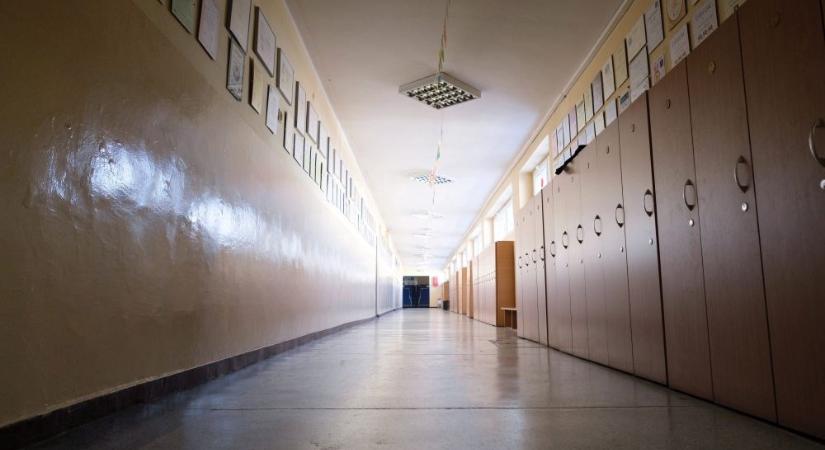 Arra akartak rávenni egy diákot a társai a beledi iskolában, hogy lenyeljen egy zacskót