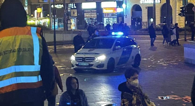 A Keletinél késsel hadonászó nő hívta ki a rendőröket azzal, hogy ölni akar – A figyelmeztető lövés során sérült meg egy rendőrtanonc
