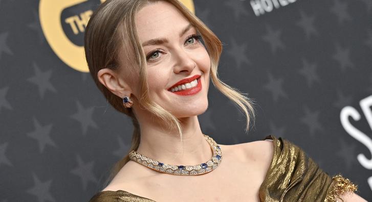 Amanda Seyfried ruhája szó szerint megadta magát a vörös szőnyegen, a színésznő alig győzte takarni magát