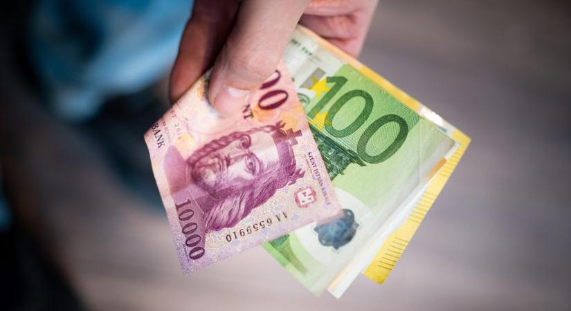 Gyengült a forint az euróval szemben