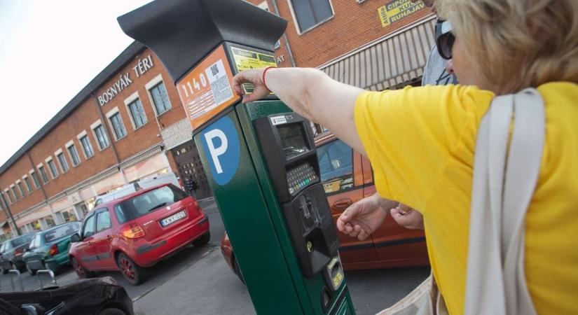 Megszűntetné a polgármester az ingyenes parkolást a nagy magyar városban