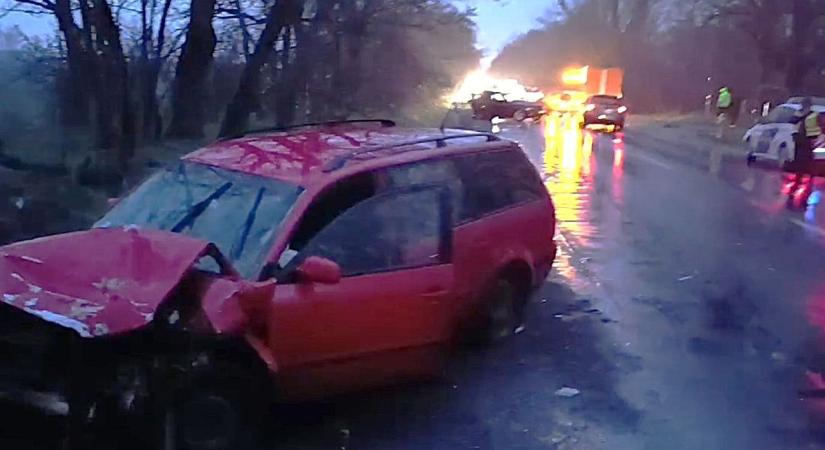 Megdöbbentő videó a Nyíregyházánál történt balesetről, még tart a műszaki mentés