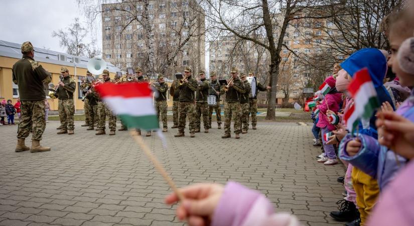 Videó: együtt énekeltek az ovisok a tatai dandárzenekarral