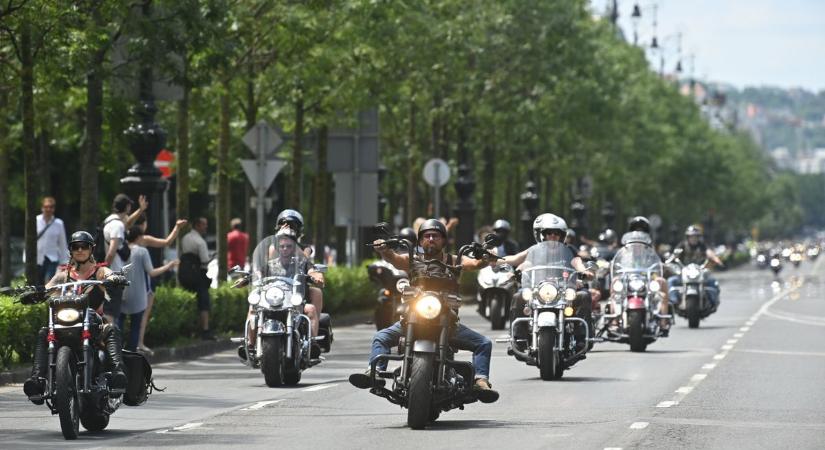 Motorral jár misére a magyar Don Matteo