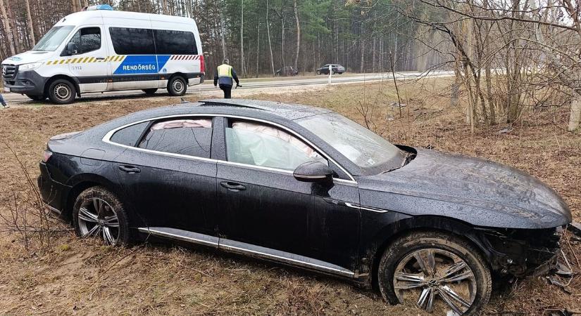 Feldarabolt holttestet találhattak egy horgásztóban, durván összetört egy luxusautó az 55-ösön