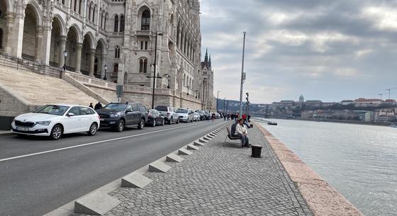 A Parlamentnél a rakpart köveire esett egy férfi