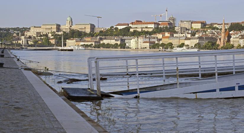 A Duna köveire esett egy férfi a Parlamentnél