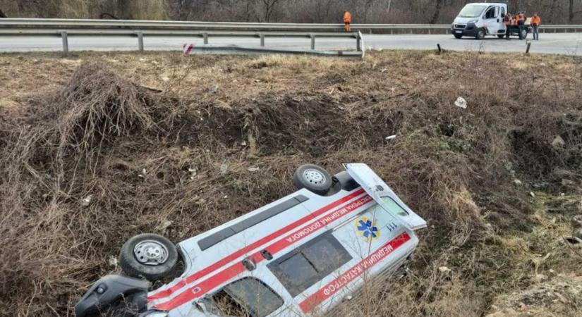 Ungvár közelében balesetet szenvedett egy mentőautó