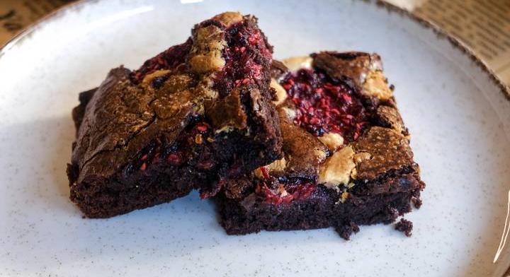 Mennyei málnás, fehér csokoládés brownie: vajtól és étcsokitól ragacsos a tésztája