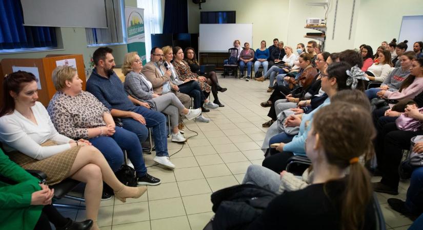 Tabuk nélkül a szülésről – a kismamák kérdéseire a legkiválóbb orvosok válaszoltak – galériával