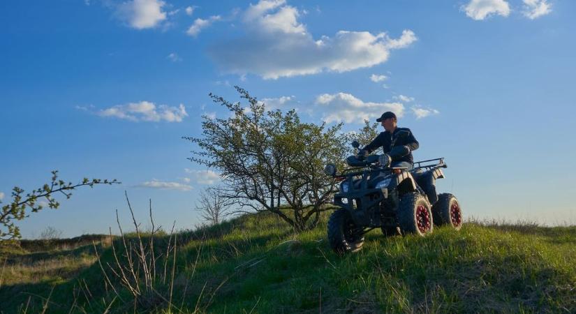 Quaddal ment neki egy 12 éves fiú a kifeszített villanypásztornak a szomszéd vármegyében - az ügyet felfüggesztik