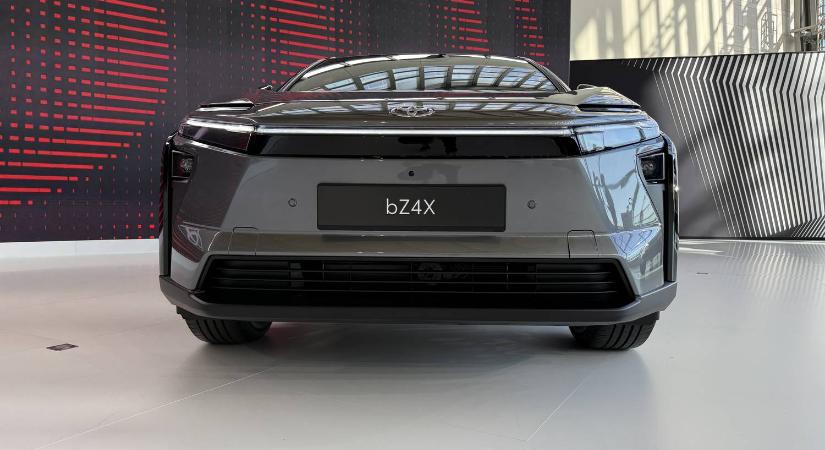 Gyorsabb töltéssel, áramvonalasabb külsővel és új beltérrel támad a frissített Toyota bZ4X - 2025 Kenshiki Fórum
