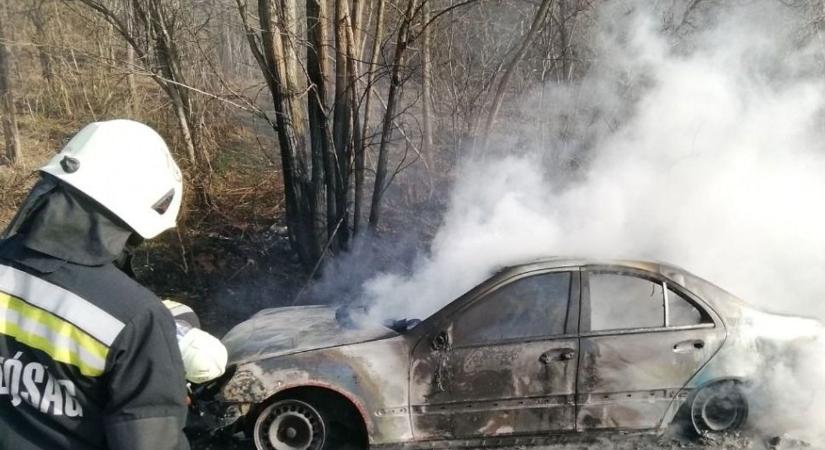 Helyszíni fotók: autó égett porig Tatán