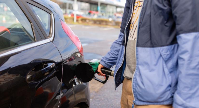 Nem áll meg az áresés a magyar benzinkutakon: elképesztő, mennyit kell fizetni a tankolásért holnaptól