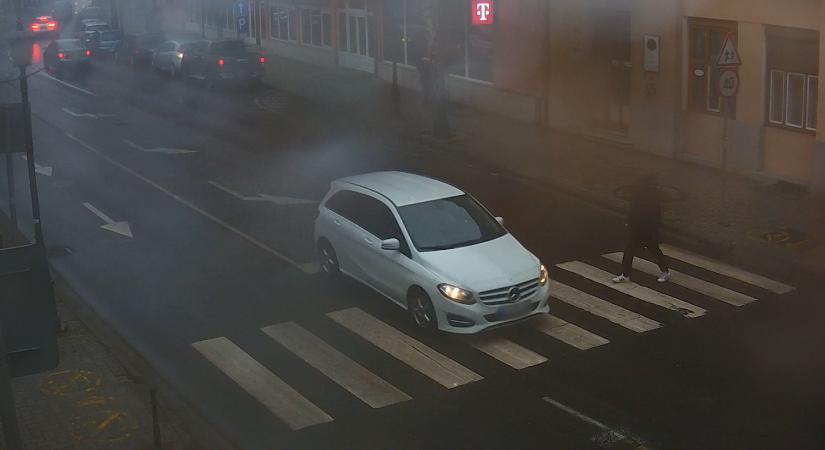 Rendőrautó előtt, iskola mellett nem átengedni egy gyereket a zebrán – hiba