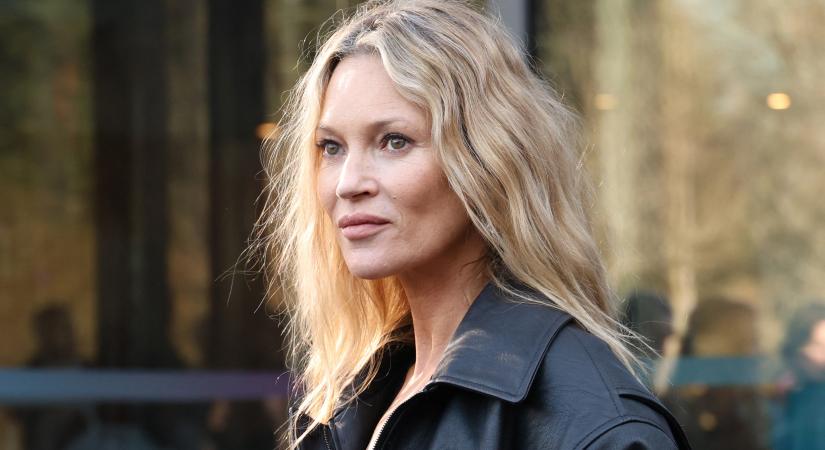 Kate Moss bevállalta: teljesen átlátszó pucérfelsőben villantott mellbimbót az 51 éves modell