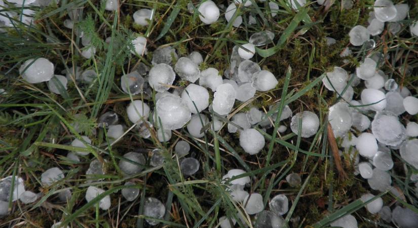 Komoly vihar csapott le nyugaton, jég borította be a kerteket