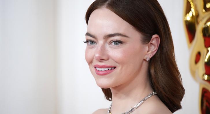 Emma Stone áttetsző csipkeruhája nagy visszhangot keltett a párizsi divathéten