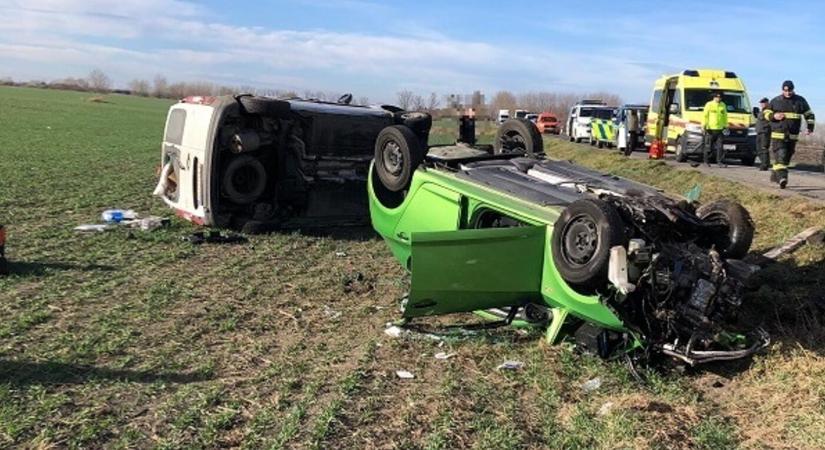 Súlyos baleset történt Ekecs és Bogyarét között, mentőhelikoptert küldtek a sérültekért (FOTÓK)