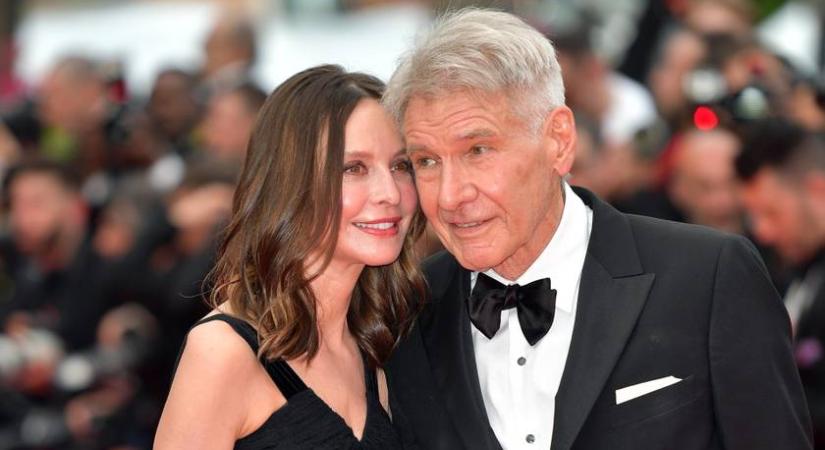 Harrison Ford 22 évvel fiatalabb felesége szinte smink nélkül lépett a vörös szőnyegre: csak egy rúzs volt rajta