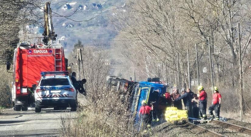 Teherautó és rakománya borult a sínekre a szomszéd vármegyében