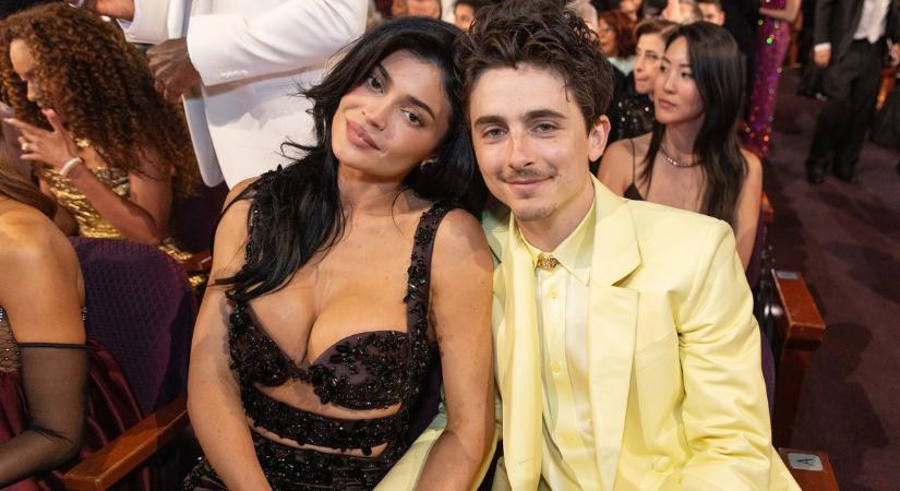 Őrülten kellemetlen: videón, ahogy Timothée Chalamet többször is visszautasítja Kylie Jenner csókját