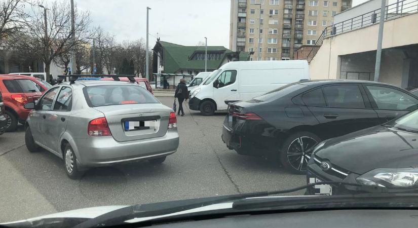 Csak tanulni lehet abból, ami a Malomparknál történt, le a kalappal az idős bácsi előtt – fotóval!