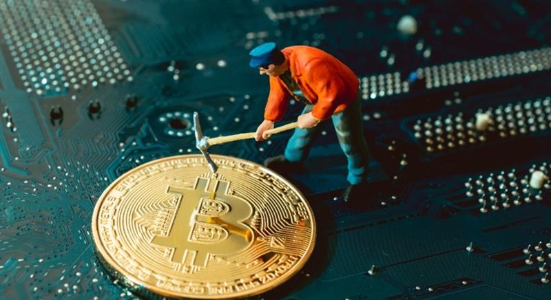 70 000 dollárra is eshet a bitcoin árfolyama, ha a jelenlegi eladási nyomás folytatódik