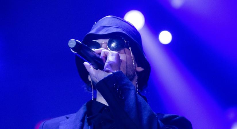 Foglalt lehet Azahriah szíve? Titokzatos lánnyal látták csókolózni egy házibulin
