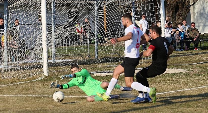 Parázs meccsen röpködtek a piros lapok - galériával