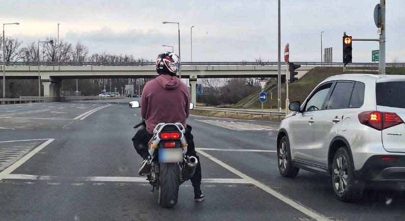 Laza öltözékben pattant motorra a bátor hegylakó Debrecenben