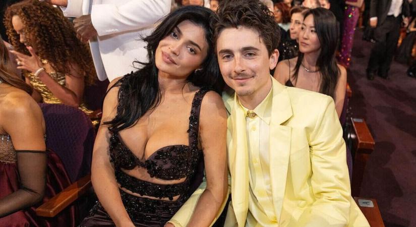 Timothée Chalamet és Kylie Jenner kínos csókján nevet az internet – videó