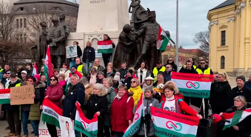 Összegyűltek Debrecen főterén a Hajdú-Bihar megyei Tisza szigetesek