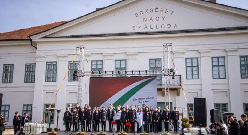 Megállási tilalmat vezetnek be, utcákat zárnak le a városban az ünnepen