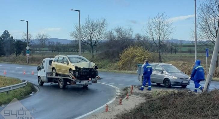 Villanyoszlopnak hajtott egy autó Győrben