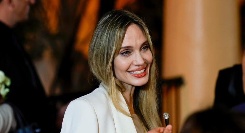 Ilyen gyönyörű férfi Angelina Jolie bátyja, az 51 éves James, akiről rettenetes titok derült ki