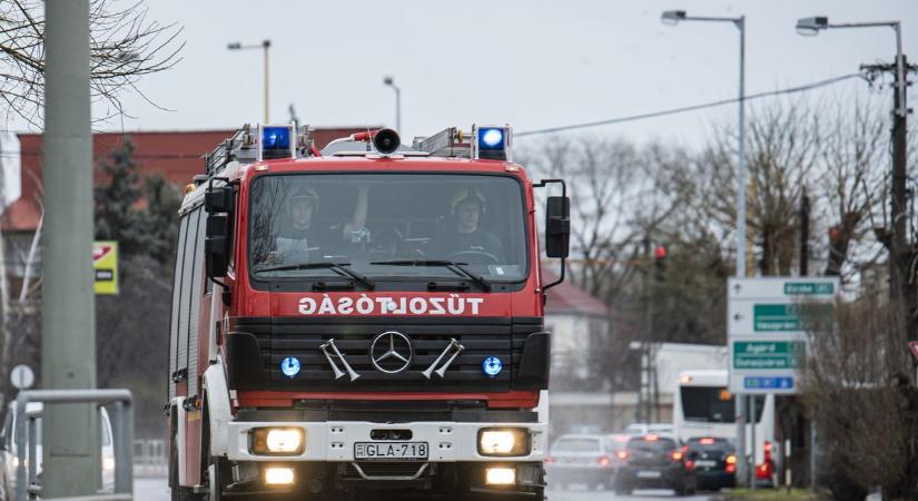 Tűz volt a Dorozsmai úton, rohantak a tűzoltók