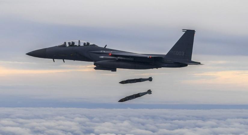 Hadbíróság elé áll a két vadászpilóta, akik véletlenül lebombáztak egy települést Dél-Koreában