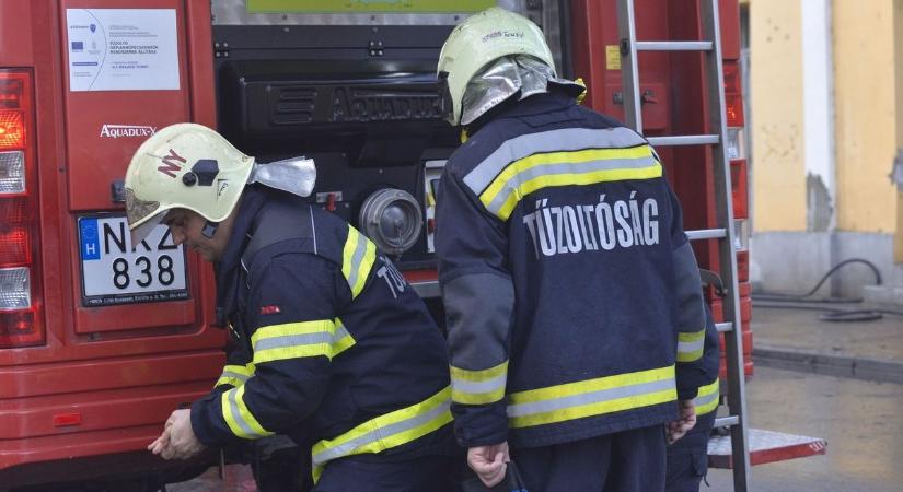 Árokba borult és fejre állt egy autó az 51-esen – fotóval