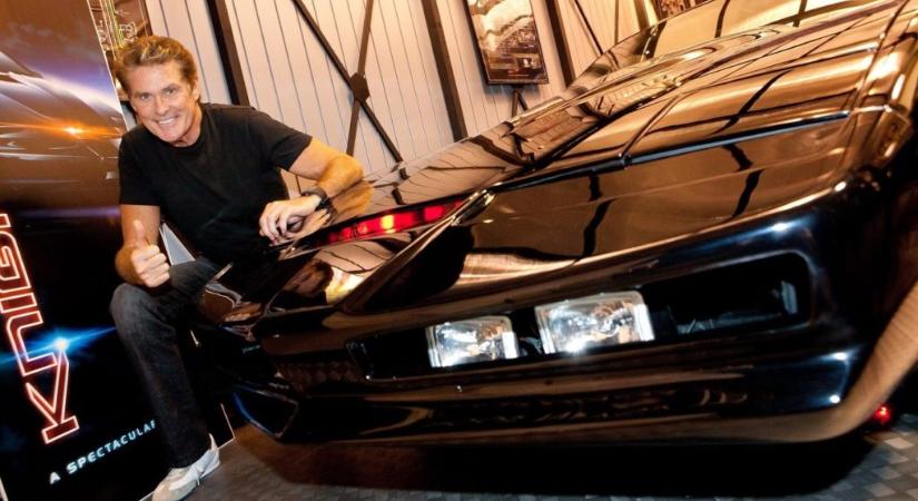 Elárverezi Knight Riderből ismert autóját David Hasselhoff, majdnem egymillió dollárnál jár a licit