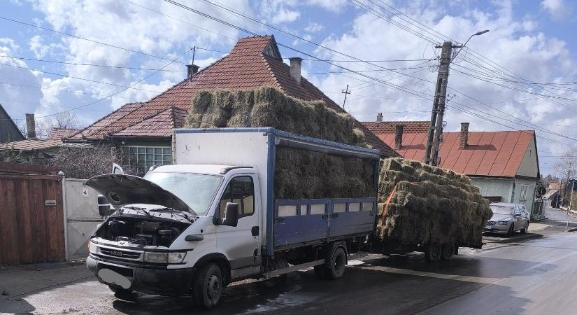 Szénabálákkal megrakott teherautó kapott lángra Gyergyószentmiklóson