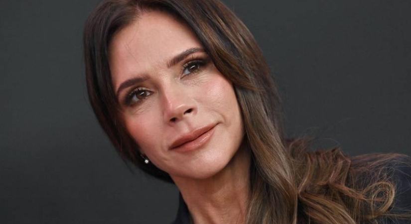 Victoria Beckham gyönyörű selyemruhában ment a Buckingham-palotába: Kamilla királynéval találkozott